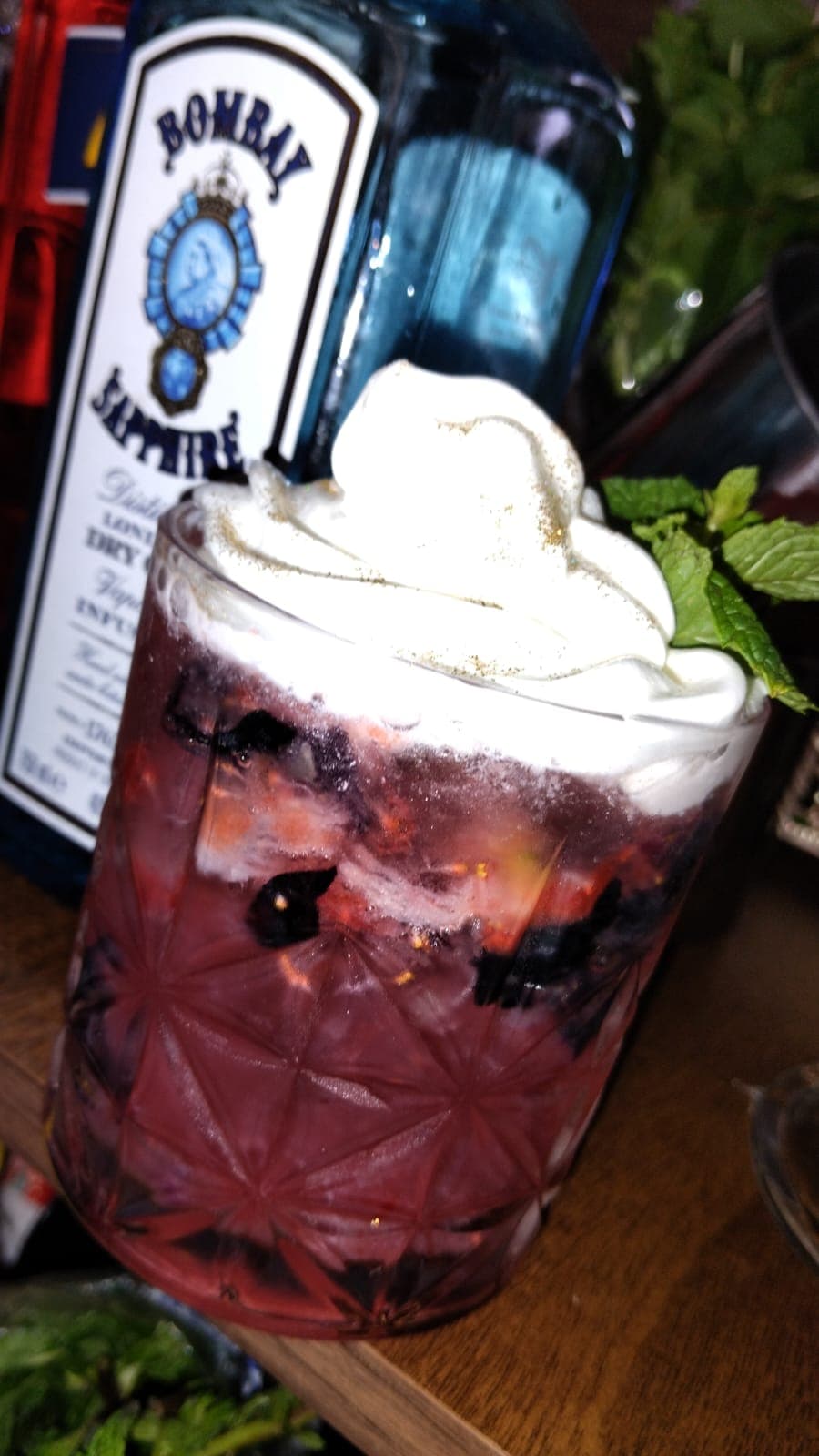 Drink autoral com frutas vermelhas e Bombay