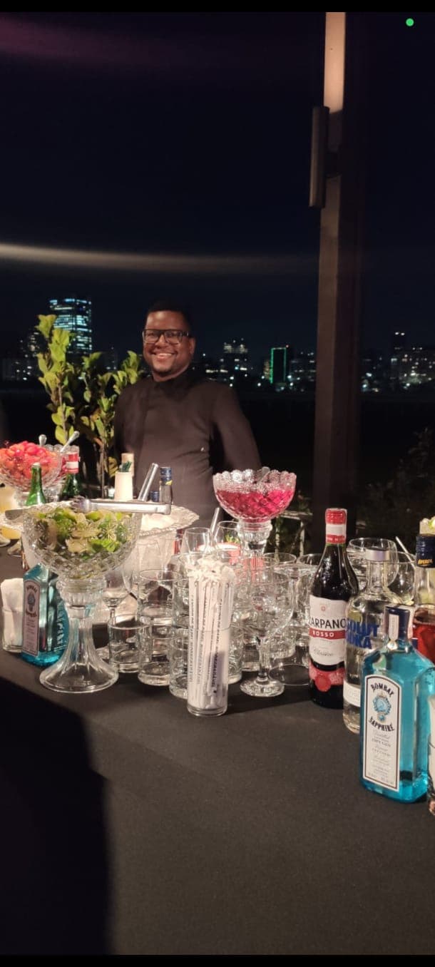 Bar completo em evento noturno com vista da cidade